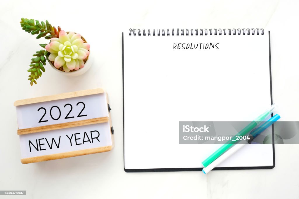 2022 Neujahr auf Holzkiste, Auflösung auf leerem Notizbuchpapier auf weißem Hintergrund, 2022 Neujahrs-Mock-up, Vorlage, Flat Lay - Lizenzfrei Neujahrsvorsatz Stock-Foto