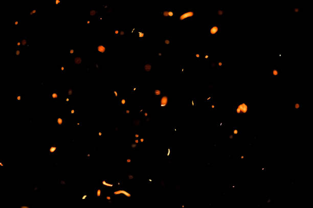 imagens de faíscas voando do fogo. isolado em um fundo preto - partícula - fotografias e filmes do acervo