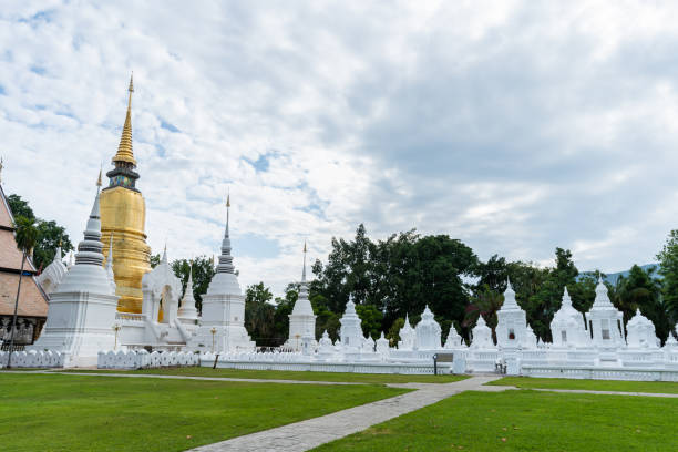 wat suan dok es un templo budista (wat) al atardecer el cielo es una importante atracción turística en chiang mai norte de tailandia.viajes en el sudeste asiático. - buddhist puja fotografías e imágenes de stock