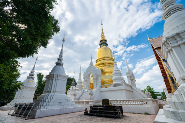 wat suan dok es un templo budista (wat) al atardecer el cielo es una importante atracción turística en chiang mai norte de tailandia.viajes en el sudeste asiático. - buddhist puja fotografías e imágenes de stock