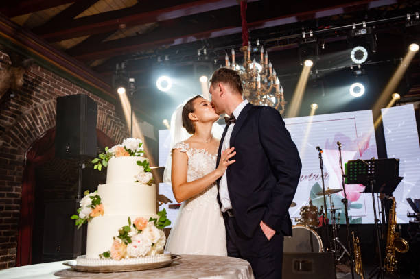 bride and groom with traditional white wedding cake decorated with flowers - wedding cake wedding reception bouquet wedding imagens e fotografias de stock