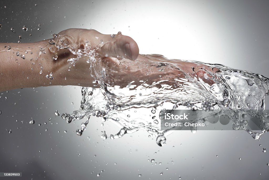 Donna a mano in acqua - Foto stock royalty-free di Acqua