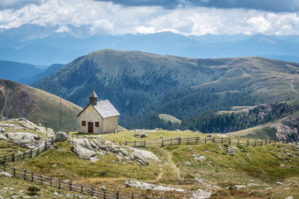 iglesia de san oswaldo (sant'osvaldo) cerca del pico ifinger (picco ivigna) en el sur de tyol. südtirol - trentino alto adige - cerca de merano - meran italia europa - ifinger fotografías e imágenes de stock