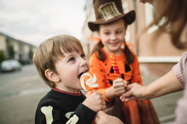istock Children on Halloween 1338404627