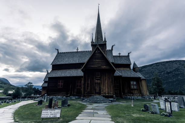 vista frontal de la iglesia medieval de madera en la ciudad de lom en noruega - lom church stavkirke norway fotografías e imágenes de stock
