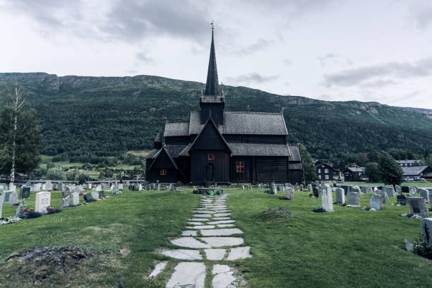 norwegian lom stave church foto de archivo - lom church stavkirke norway fotografías e imágenes de stock