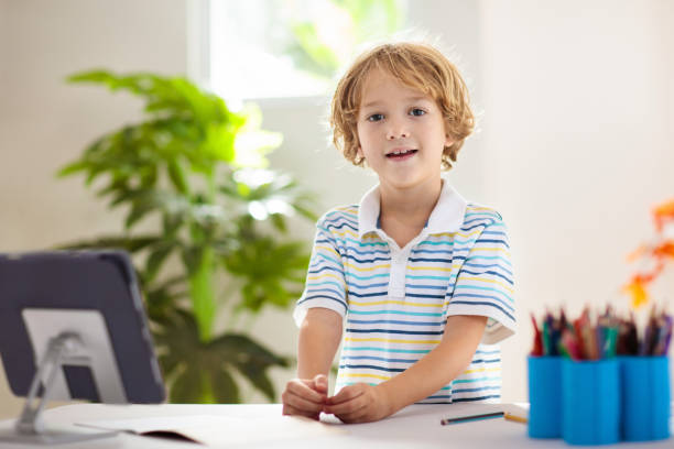 online-fernunterricht. schulkinder mit computer. - 24193 stock-fotos und bilder