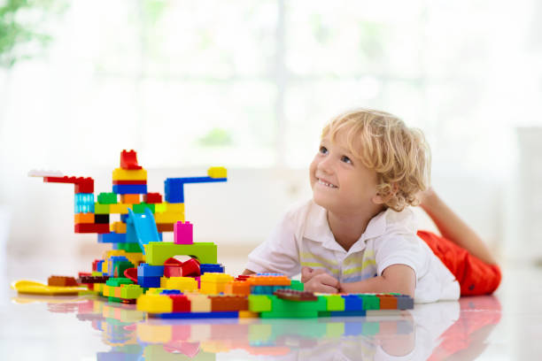 child playing with toy blocks. kids play. - 6008 imagens e fotografias de stock