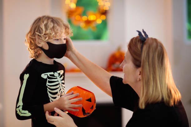 los niños engañan o tratan. halloween con mascarilla. - 24182 fotografías e imágenes de stock