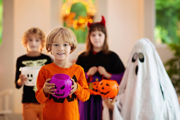 los niños engañan o tratan. diversión de halloween para niños. - 24190 fotografías e imágenes de stock