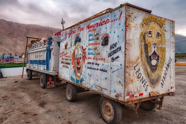 un camion de cirque délabré sur la route d’arequipa, au pérou - circus lion photos et images de collection