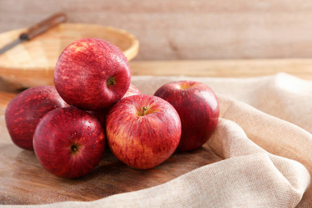 gruppo di gala apple su sfondo di legno, concetto di frutta. - mela foto e immagini stock