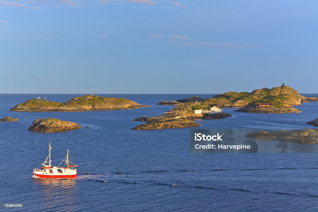 Bateau de pêche et de petits îlots - Photo de Bateau de pêche libre de droits