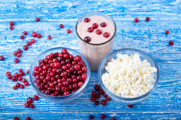 cranberry-smoothie im glas. - healthy lifestyle cranberry healthy eating milk shake stock-fotos und bilder