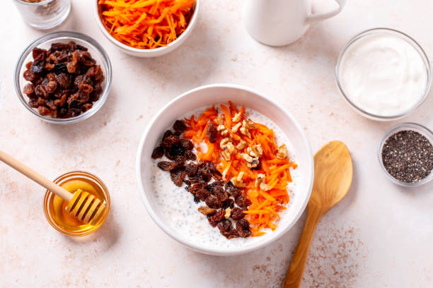 zanahoria y pasas durante la noche avena con nueces, desayuno saludable alto en proteínas - oatmeal porridge oat raisin fotografías e imágenes de stock