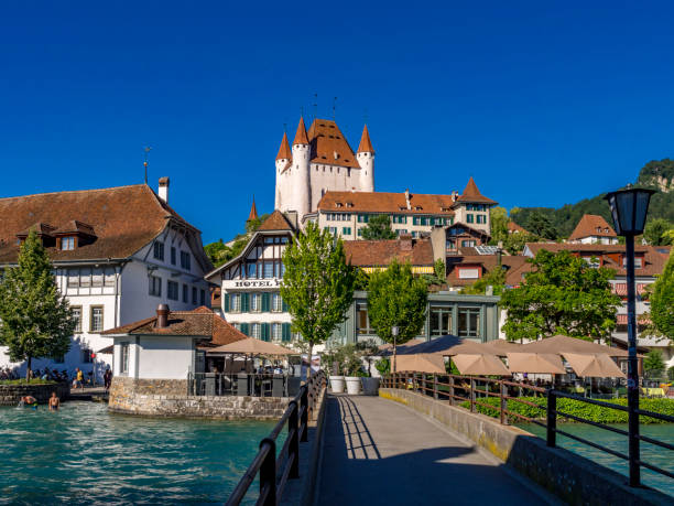 cidade velha de thun e castelo thun, bernese oberland, suíça - thun - fotografias e filmes do acervo