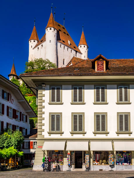 stare miasto w thun i zamek thun, oberland berneński, kanton berno, szwajcaria - thun switzerland facade european culture zdjęcia i obrazy z banku zdjęć