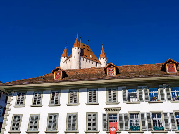 casco antiguo de thun y castillo de thun, oberland bernés, cantón de berna, suiza - lake thun swiss culture berne castle fotografías e imágenes de stock