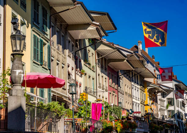 città vecchia di thun, obere hauptgasse, oberland bernese, svizzera - summer bernese oberland mountain range mountain foto e immagini stock