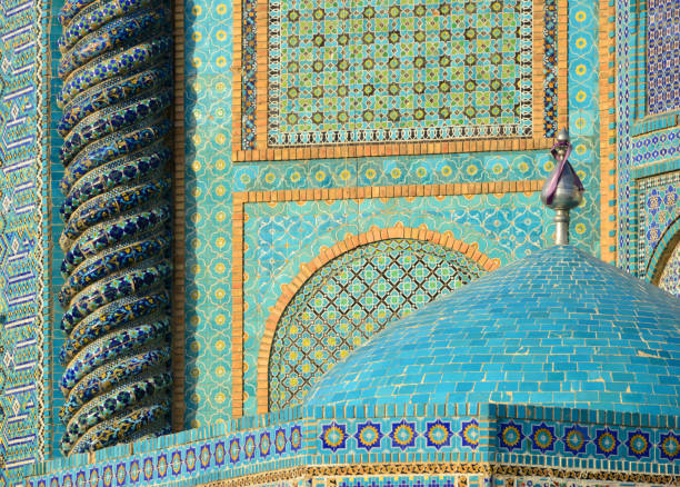 симфония персидской плитки (кашани) - святыня али (хазрат али мазар), мазари-шариф, провинция балх, афганистан - mazar стоковые фото и изображения