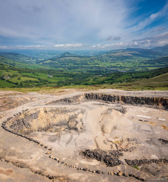 llangynidr montagna e cava - nobody aerial view landscape rural scene foto e immagini stock