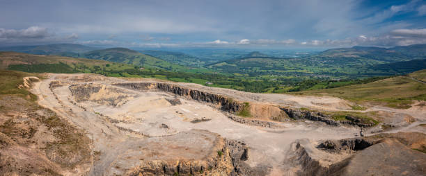 llangynidr montagna e cava - nobody aerial view landscape rural scene foto e immagini stock