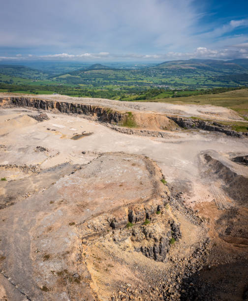 llangynidr montagna e cava - nobody aerial view landscape rural scene foto e immagini stock