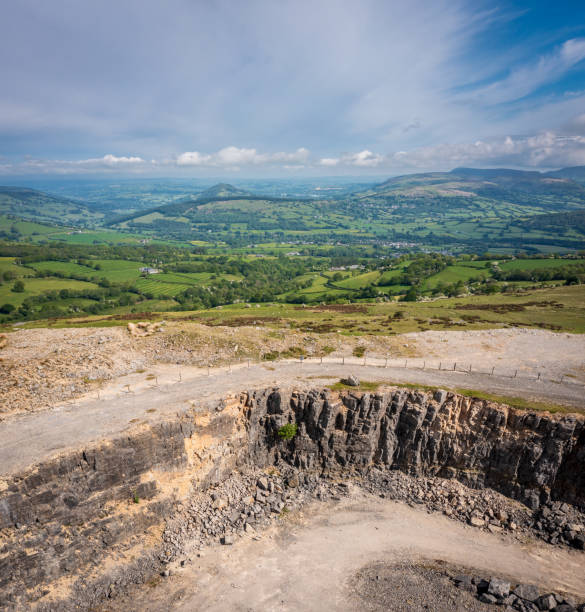 llangynidr montagna e cava - nobody aerial view landscape rural scene foto e immagini stock