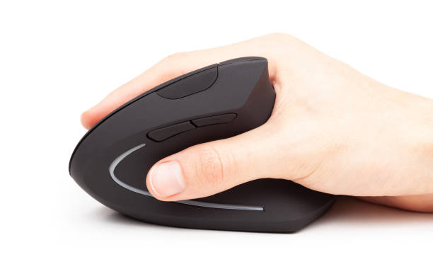 hand mit einer modernen ergonomischen drahtlosen computermaus, halten und bewegen eines desktop-pcs vertikale flossen maus design zur vorbeugung von handgelenkschmerzen, belastungskonzept. objekt isoliert auf weiß, ausgeschnitten, seitenansicht - ergonomische tastatur stock-fotos und bilder