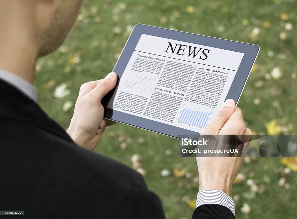 Leitura de Notícias do Tablet PC - Royalty-free Ao Ar Livre Foto de stock