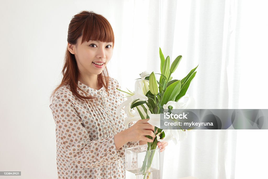 Молодые азиатские женщина - Стоковые фото Лилия Касабланка роялти-фри