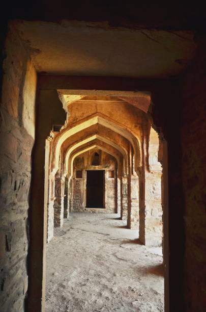 bhangarh fort und tempel in alwar, rajasthan, indien - hillfort stock-fotos und bilder