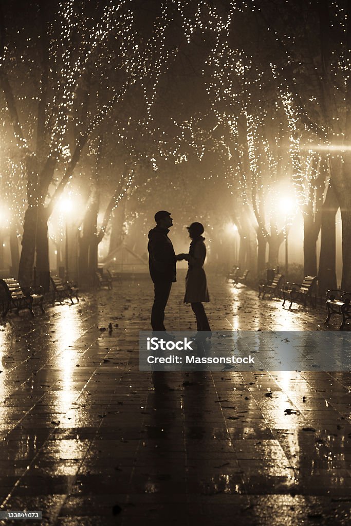 Pareja Caminando En La Noche De Luces En Alley Foto de stock y más banco de imágenes de Andar - Andar, Hombres, Noche - iStock Pareja Caminando En La Noche De Luces En Alley Foto de stock y más banco de imágenes de Andar - Andar, Hombres, Noche - iStock