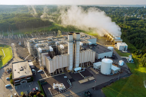 planta de energía con nube de humo blanco - global warming power station smoke stack coal fotografías e imágenes de stock