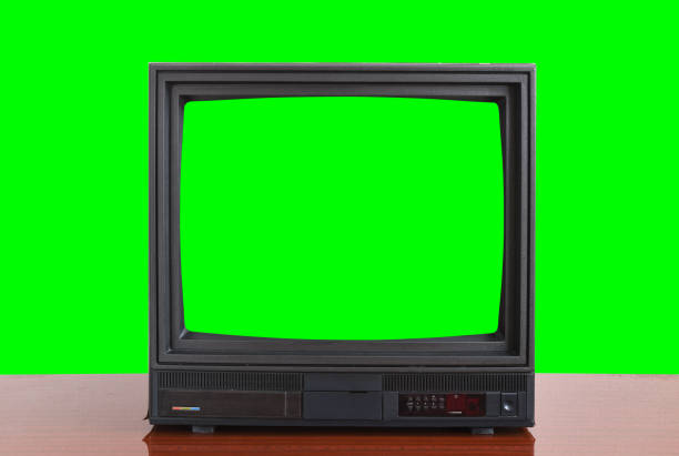 비디오를 추가하기위한 녹색 화면이있는 오래된 빈티지 1970 년대 tv는 녹색 배경에 대한 나무 테이블에 서 있습니다. 빈티지 tv 1980 년대 1990 s 2000 s. - 2000 뉴스 사진 이미지