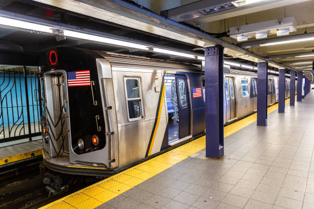 u-bahn-wagen in new york - u bahnstation stock-fotos und bilder