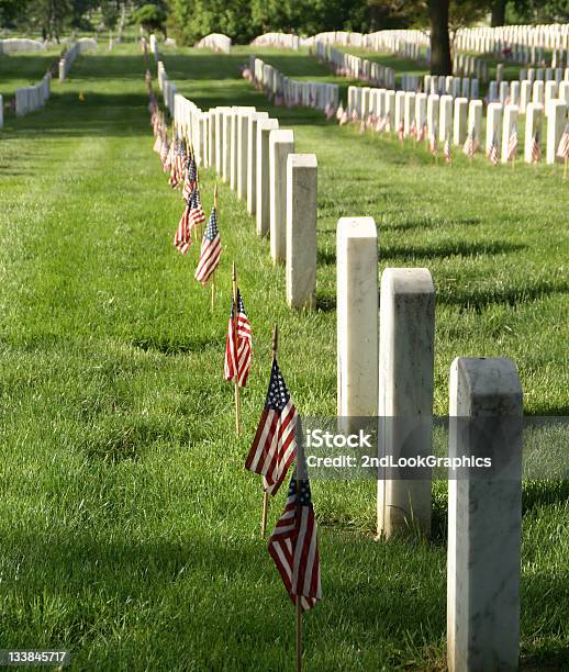 Graves I Flagi W Arlington - zdjęcia stockowe i więcej obrazów Cmentarz - Cmentarz, Pamiątkowa flaga, Pomnik upamiętniający