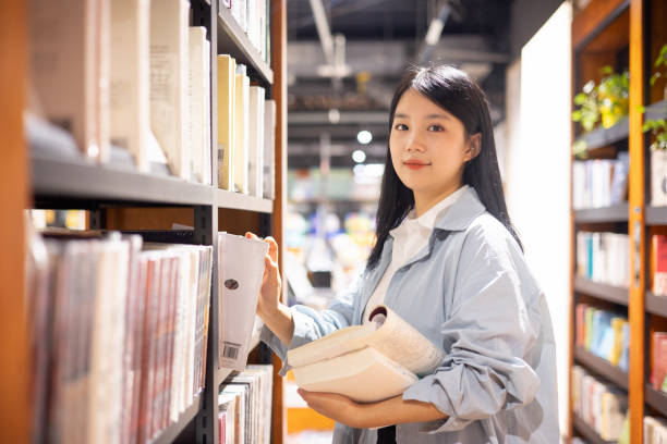 아시아 대학생 포르타이트 에 도서관 - bookstore student chinese ethnicity book 뉴스 사진 이미지