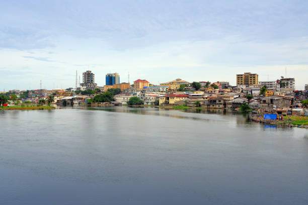 モンロビアのダウンタウンとメスラド川の一般的な眺め、リベル - liberia ストックフォトと画像