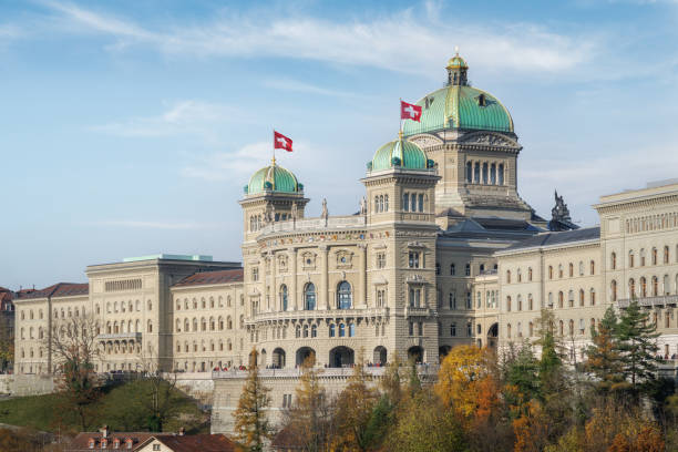 федеральный дворец швейцарии (bundeshaus) - здание правительства швейцарии федерального собрания и федерального совета - берн, швейцария - nordrhein westfalen flag стоковые фото и изображения