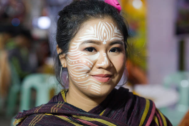 retrato facial cándido de mujer indonesia con maquillaje tradicional - típico oriental fotografías e imágenes de stock