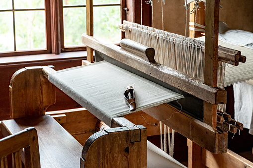 Máquina de coser de telar de madera antigua photo