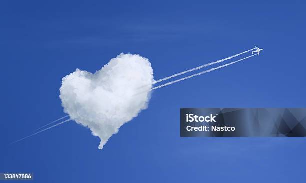 Concepto De Amor Foto de stock y más banco de imágenes de Amor - Sentimiento - Amor - Sentimiento, Avión, Símbolo en forma de corazón