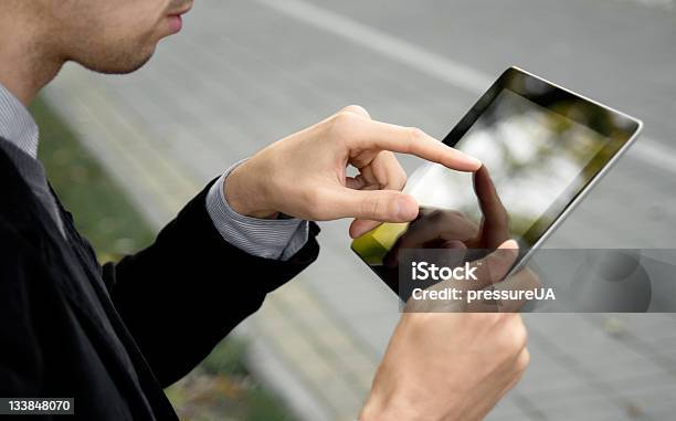Un Hombre De Negocios Utilizando Tablet Con Pantalla Táctil Foto de stock y más banco de imágenes de 25-29 años