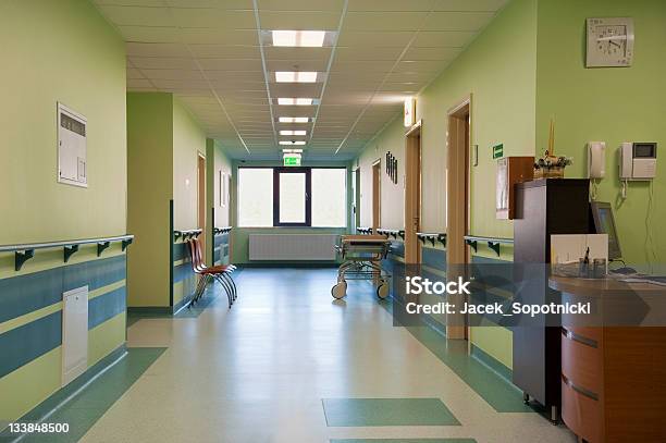 Krankenhauskorridor Stockfoto und mehr Bilder von Schwesterntisch - Schwesterntisch, Abwesenheit, Bett