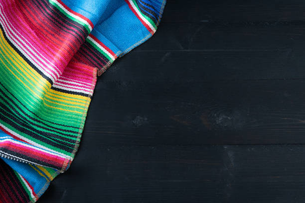 poncho colorato messicano su sfondo nero. spazio di copia. tipico del messico. - poncho foto e immagini stock