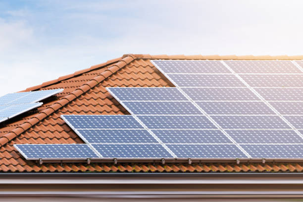 environmentally sustainable green energy house - solar panels house imagens e fotografias de stock