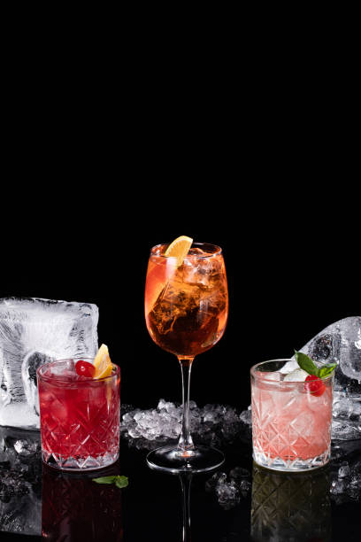 zestaw różnych koktajli na czarnym tle z kostkami lodu - russian culture black cocktail vodka zdjęcia i obrazy z banku zdjęć