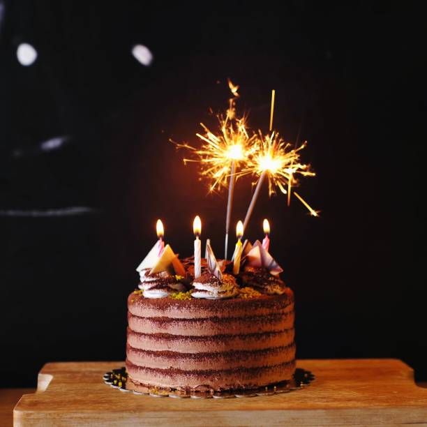 torta de cumpleaños - gateaux cake birthday decorating fotografías e imágenes de stock