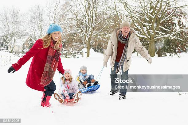 Madre Y Padre Niños En Trineo Extracción Foto de stock y más banco de imágenes de Familia - Familia, Deslizarse en trineo, Nieve